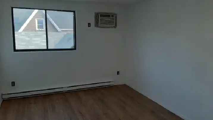 Rent Renovated Bachelor Apartment King and Dufferin Air Conditioned