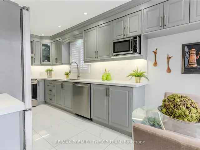 Sonoma Heights Semi-Detached Home Stunning Upgrades Large Lot