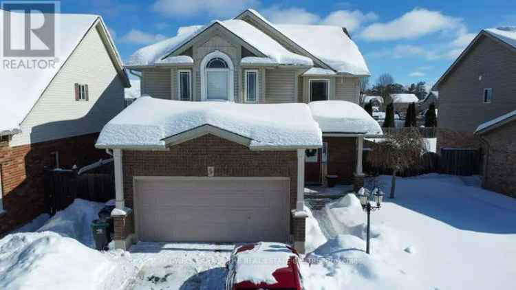 Angus Home: Bright Open Concept, Finished Basement, Large Backyard