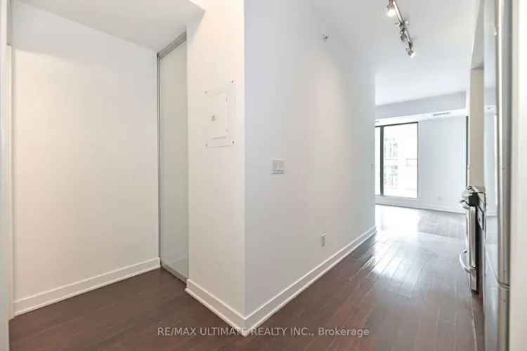 King West 1-Bedroom Condo 570 sq ft Boutique Building