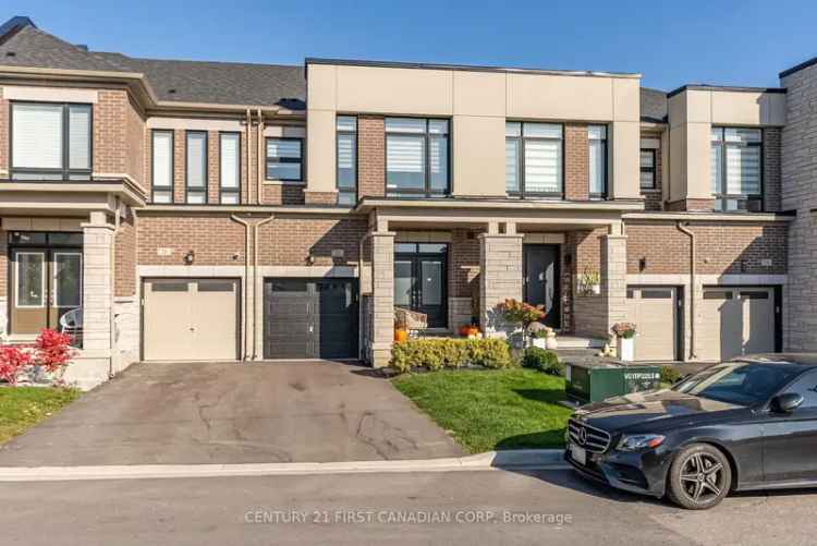 Buy modern townhouse in Kleinburg with 3 bedrooms and 3 bathrooms