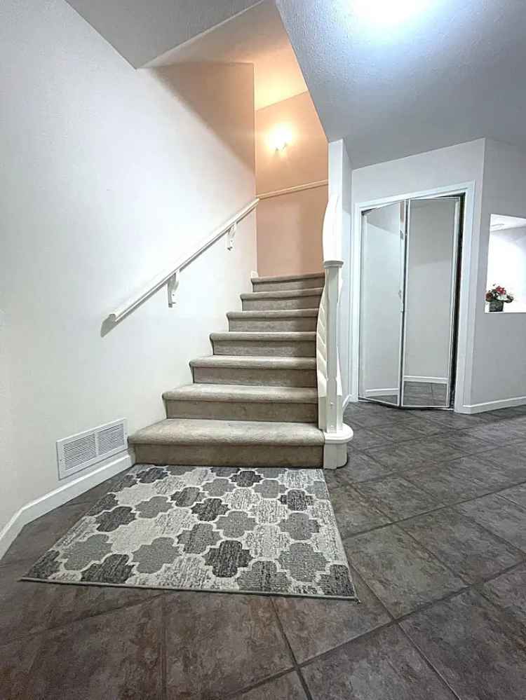 3 Bed 2.5 Bath Townhouse Near Ponderosa Park