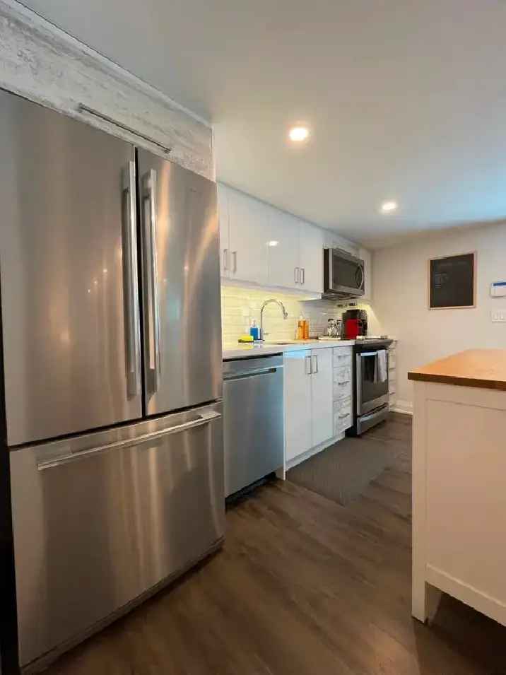 Bright 2 Bedroom Apartment near Kipling Station Etobicoke