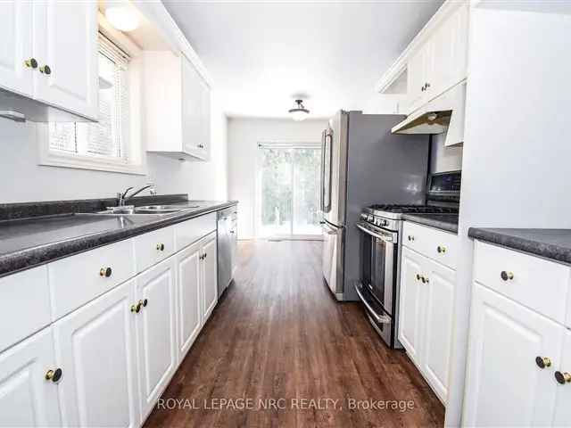 Charming Fonthill Bungalow - Updated Kitchen and Backyard