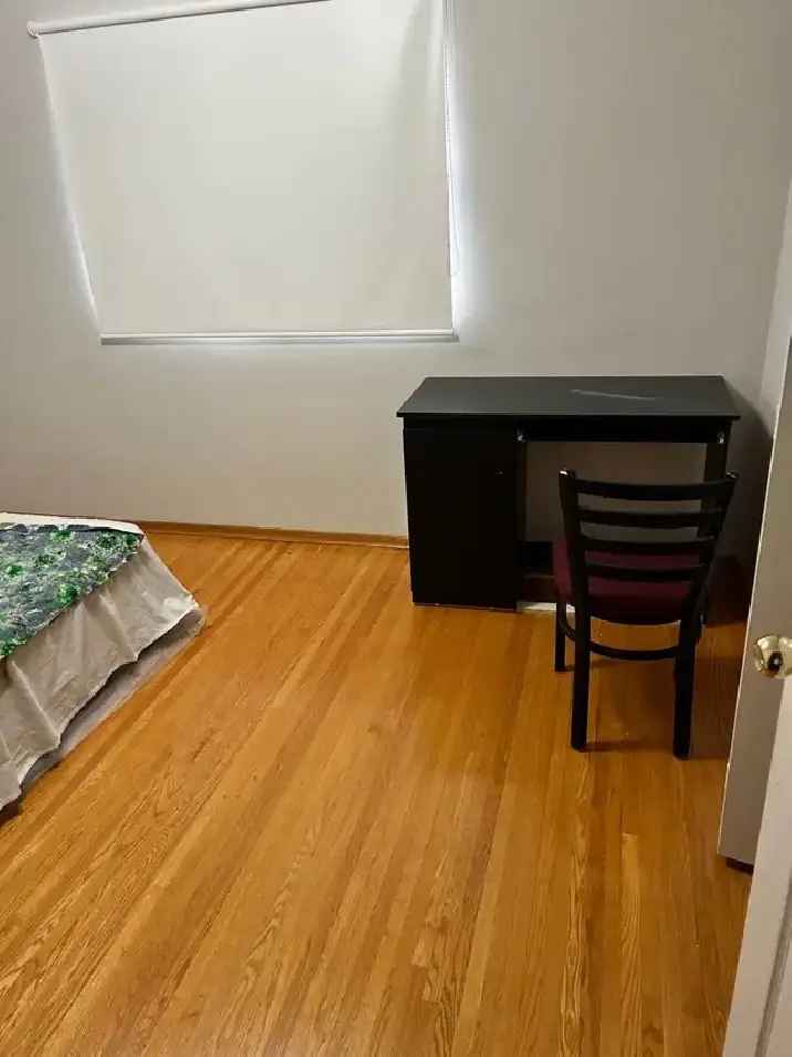 room for rent in 4 bedroom family home