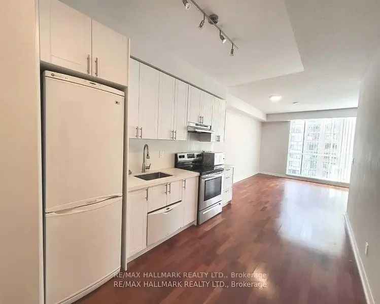 Condo For Rent in 111, Elizabeth Street, Toronto, Ontario