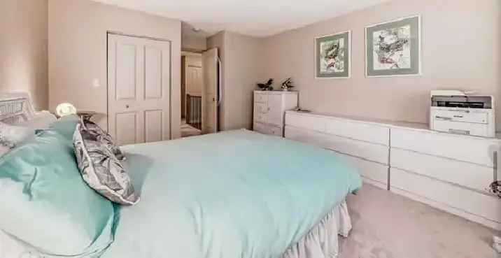 Large master bedroom (16x15)   walk in closet   private bathroom