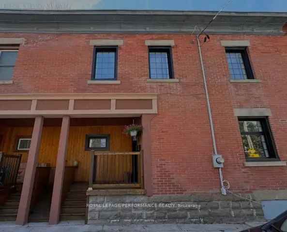 Renovated 3-Bedroom Townhome near Rideau River