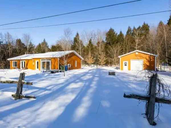 Bungalow for Sale Estrie Lake Access