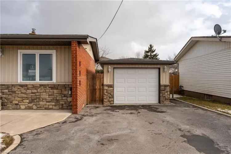 Beamsville Bungalow - 2 Bedroom, Huge Lot, Updated