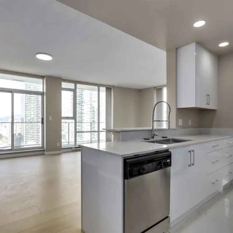 Yaletown Penthouse with Rooftop Patio and Amazing Amenities