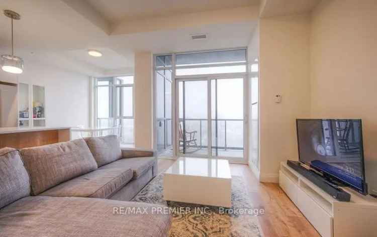 Penthouse Condo Downtown Burlington 2 Beds 2 Baths