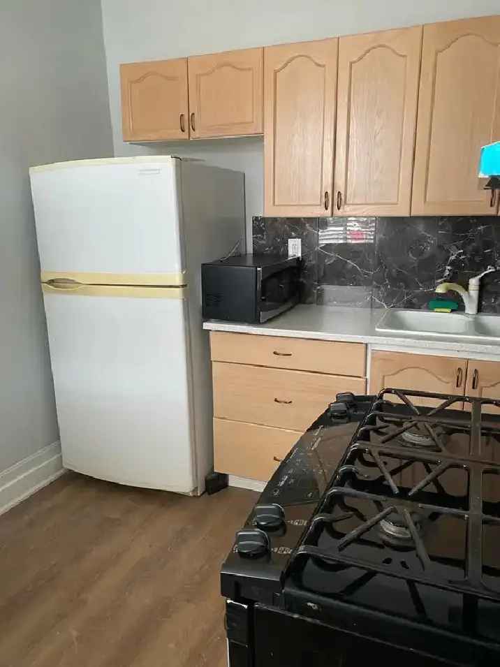 Studio Apartment Rental Near Subway and Shopping