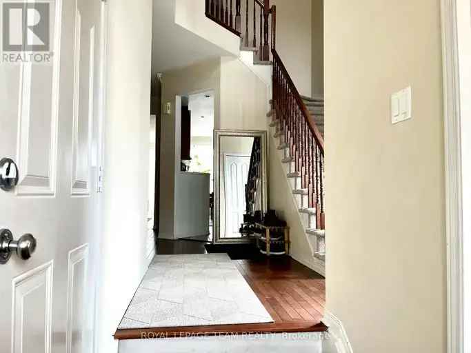 3 Bed 3 Bath Townhouse in Barrhaven Close to Amenities