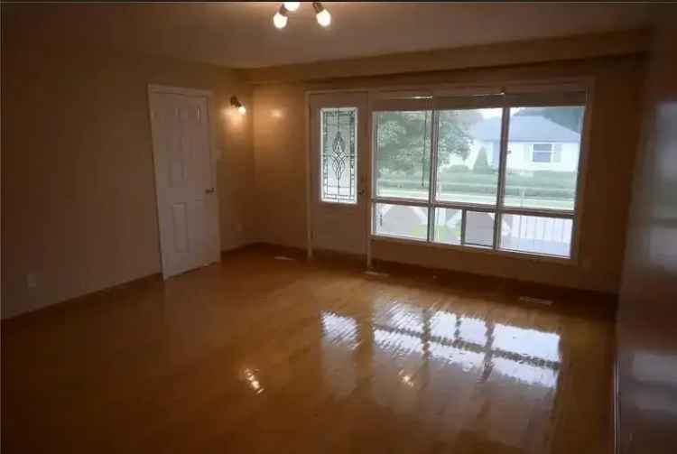 3 Bed 2 Bath Duplex Brampton AC Parking Laundry