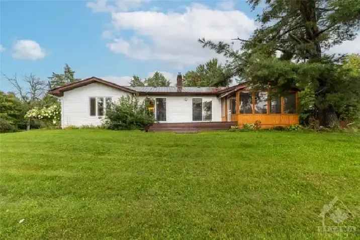 Very Large 3 bd/ 3bth bungalow, 5 mins from 416 near Kemptville