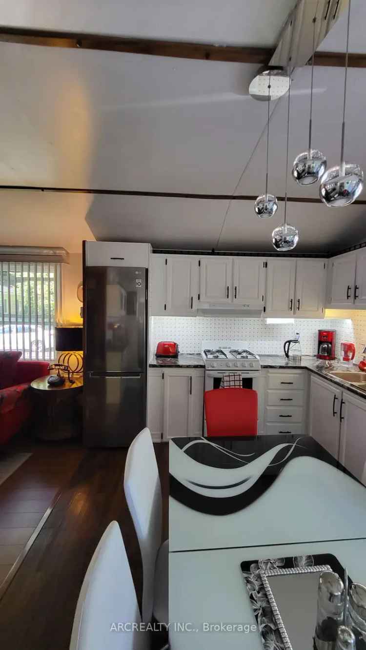 Luxury 2-Bedroom Mobile Home near Lake Simcoe