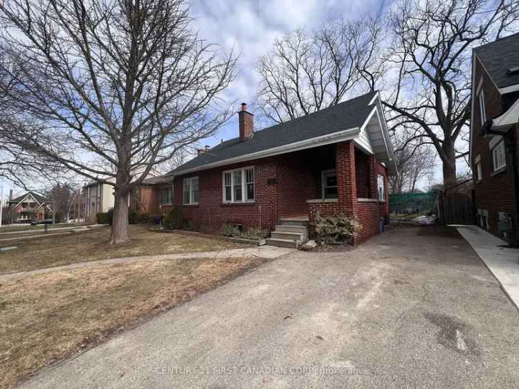 House For Sale in Residence Road, Waterloo, Ontario