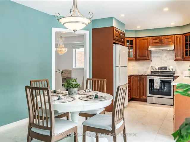 4-Bedroom 3-Bathroom Family Home in Waterdown West