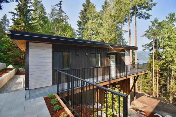 A $999,900.00 House/Single Family with 2 bedrooms in Sechelt District, Sunshine Coast