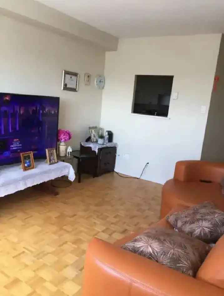 Large Bedroom for Rent All Inclusive May 1st
