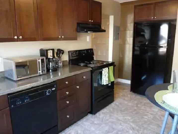 $1350 - UNFurnished 1 bedroom Exec Condo – Avail Oct 1