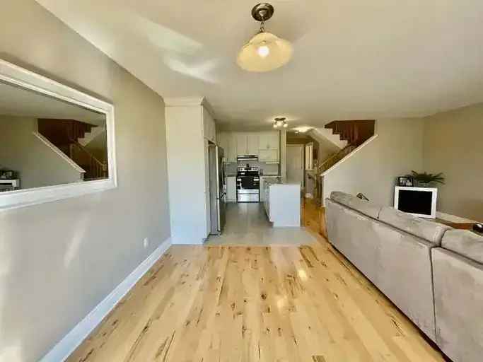 Rent Townhouse in Russell with 3 Bedrooms and Upgraded Kitchen