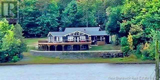 Dream Waterfront Retreat - Lakeside Living
