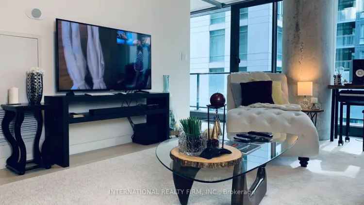 Condo For Sale in 111, Bathurst Street, Toronto, Ontario