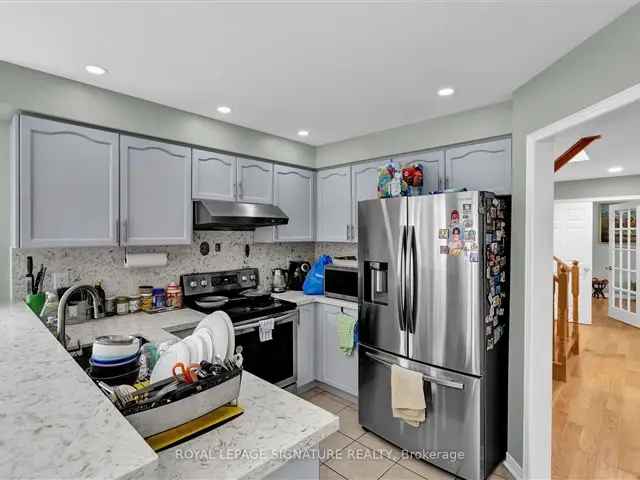 Beautiful Freehold Corner Unit in Churchill Meadows