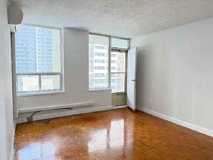 Rent One Bedroom Apartment in Toronto with Balcony and City View