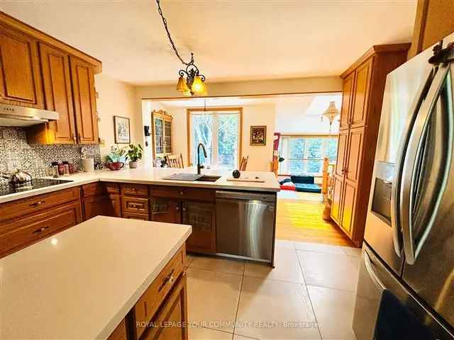 Beautiful Family Home in ThornhillMarkham 3 Beds Updated Kitchen