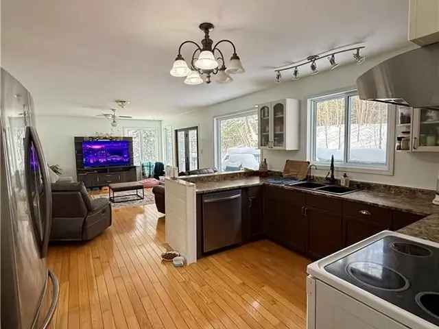 Bright Spacious Family Home in Espanola with Lake View