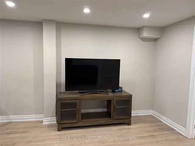 Finished Walkout Basement 2 Bed 2 Bath Near Hwy 404