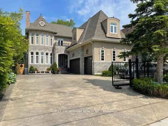 House For Sale in Mississauga, Ontario