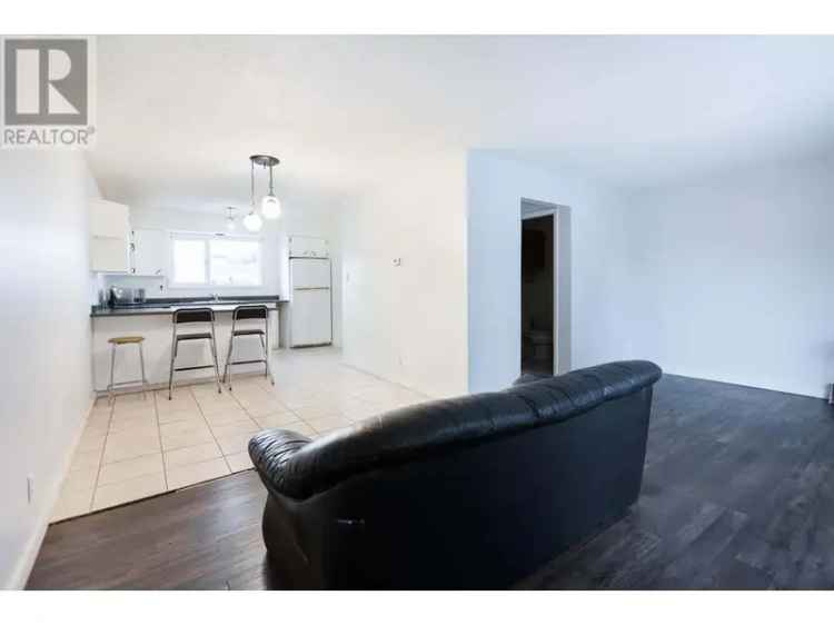 3 Bedroom Row Home No Strata Fees Spacious Backyard