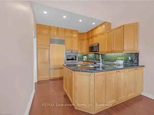 Luxury Townhouse Near Lake - 2500 Sqft - Ravine Views