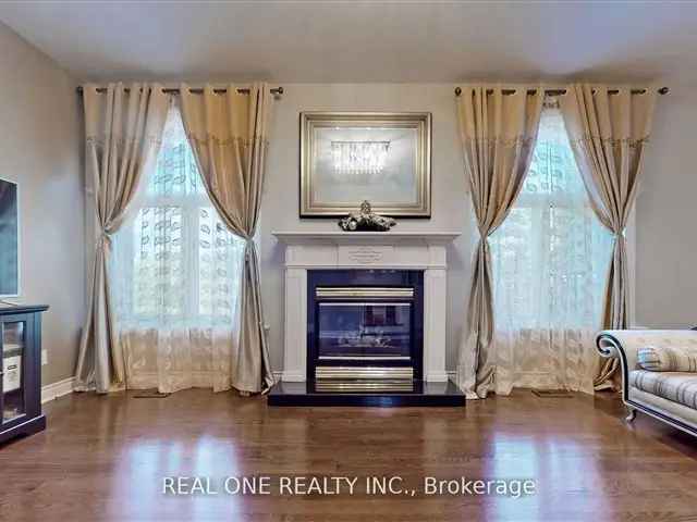 House For Sale in Aurora, Ontario