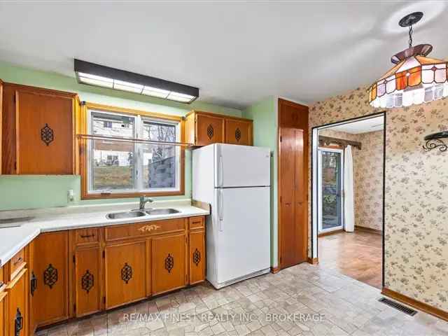 3 Bedroom Side Split Home in Kingston's Bayridge West