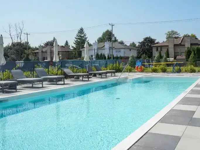 Rent Luxury Apartment in Dorval with Pool and State of the Art Kitchen