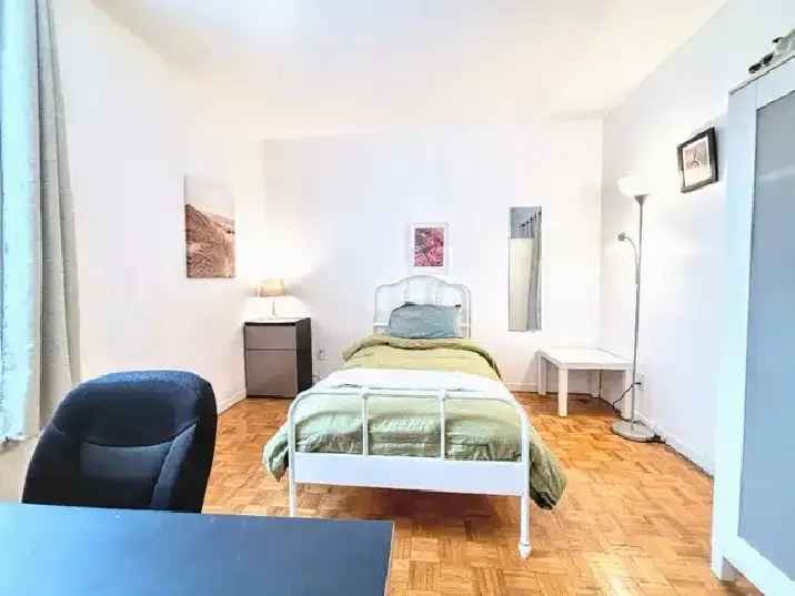 Room for Rent in Montreal with Free Utilities and High-Speed Internet