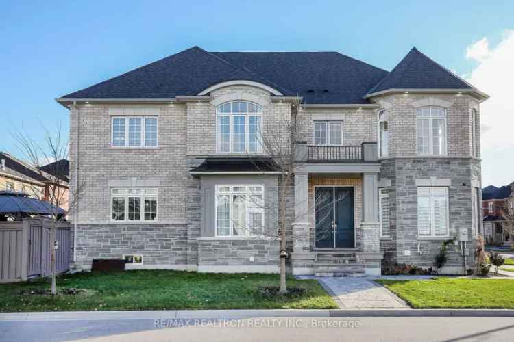 House For Sale in Aurora, Ontario