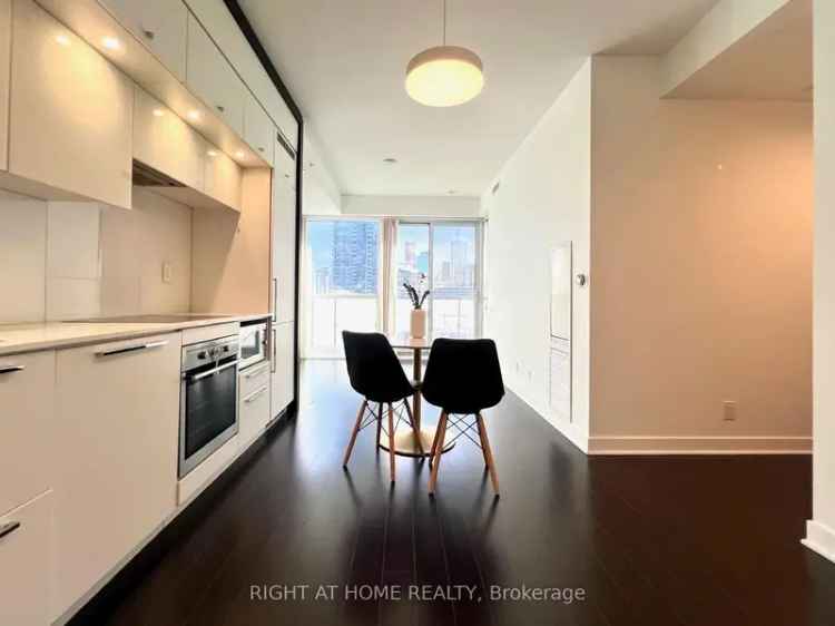 Rent Stylish 1 Bedroom and Den Condo in Downtown Toronto