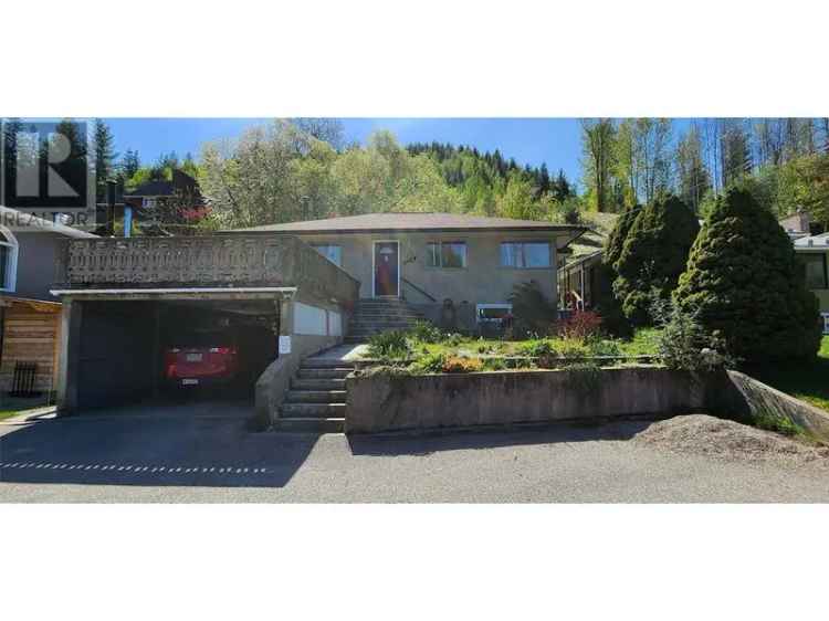 Charming Warfield Home 3 Bedroom 2 Bathroom