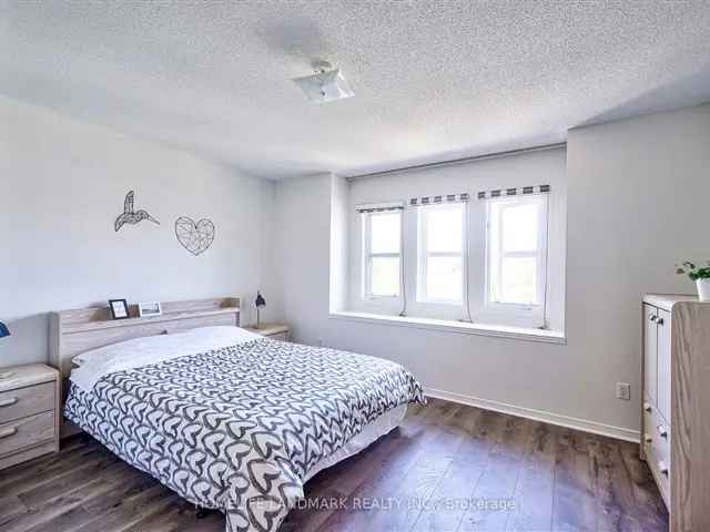 Richmond Hill Freehold Townhouse - Newly Renovated