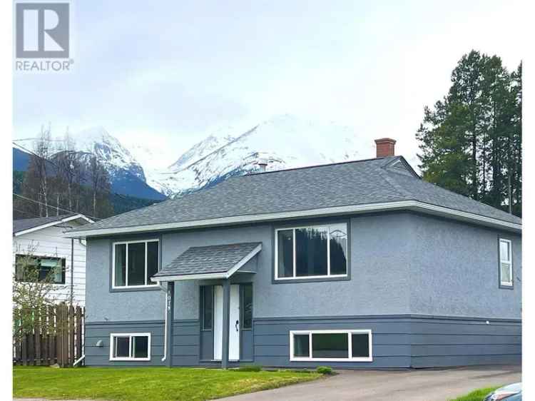 2+1 Bed Home with Mountain Views & Updated Interior