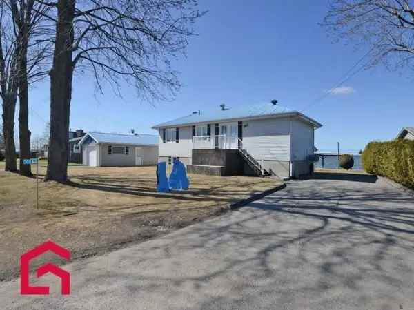 Lakefront Bungalow for Sale Montérégie Two Bedrooms Panoramic Views