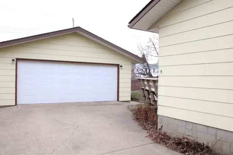 1973 Family Home 4 Beds 25 Baths Double Garage
