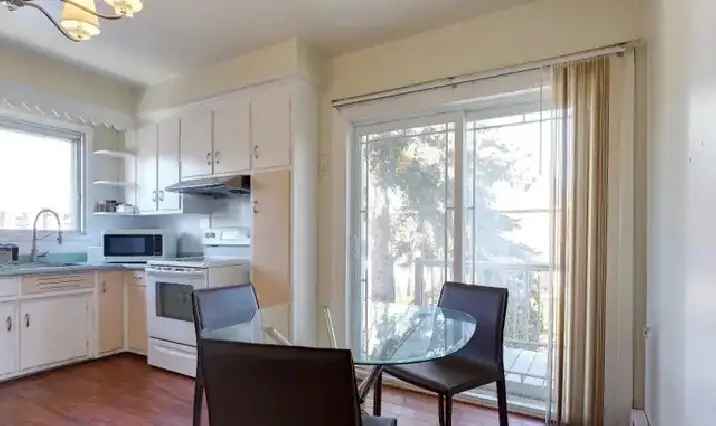 MEUBLÉ, TOUT INCLUS, SPACIEUX HAUT DE DUPLEX, NDG