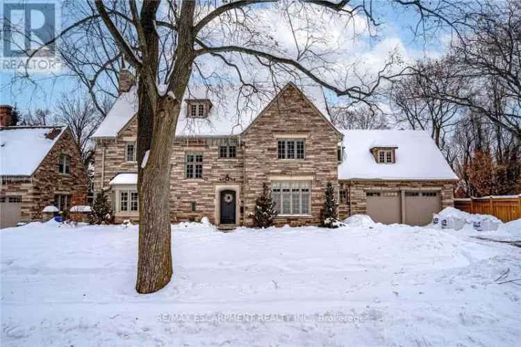 Luxury Durand Estate: Exquisite Home with Pool, Chef's Kitchen, and Home Theatre